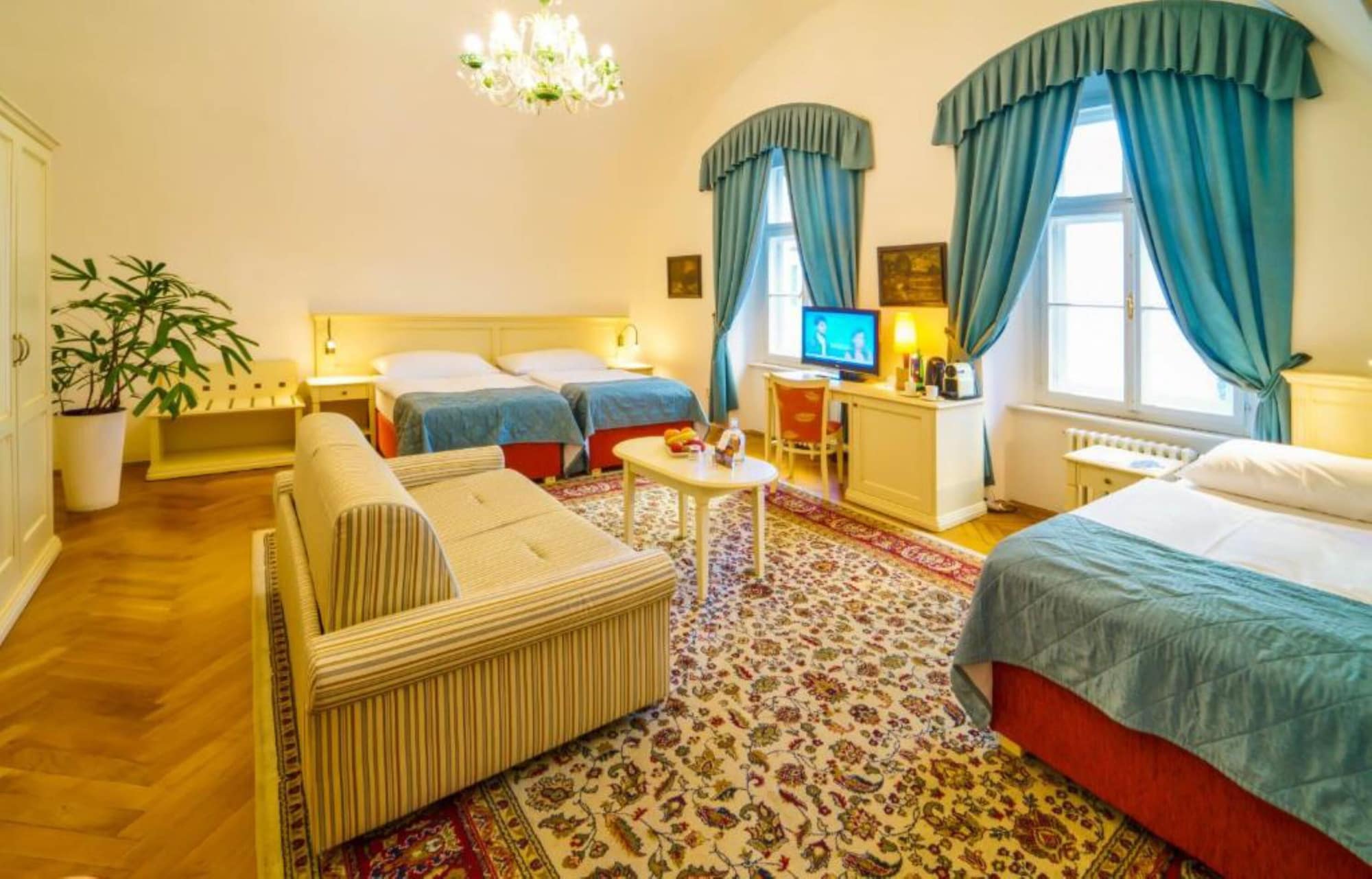 ROOM, QUADRUPLE