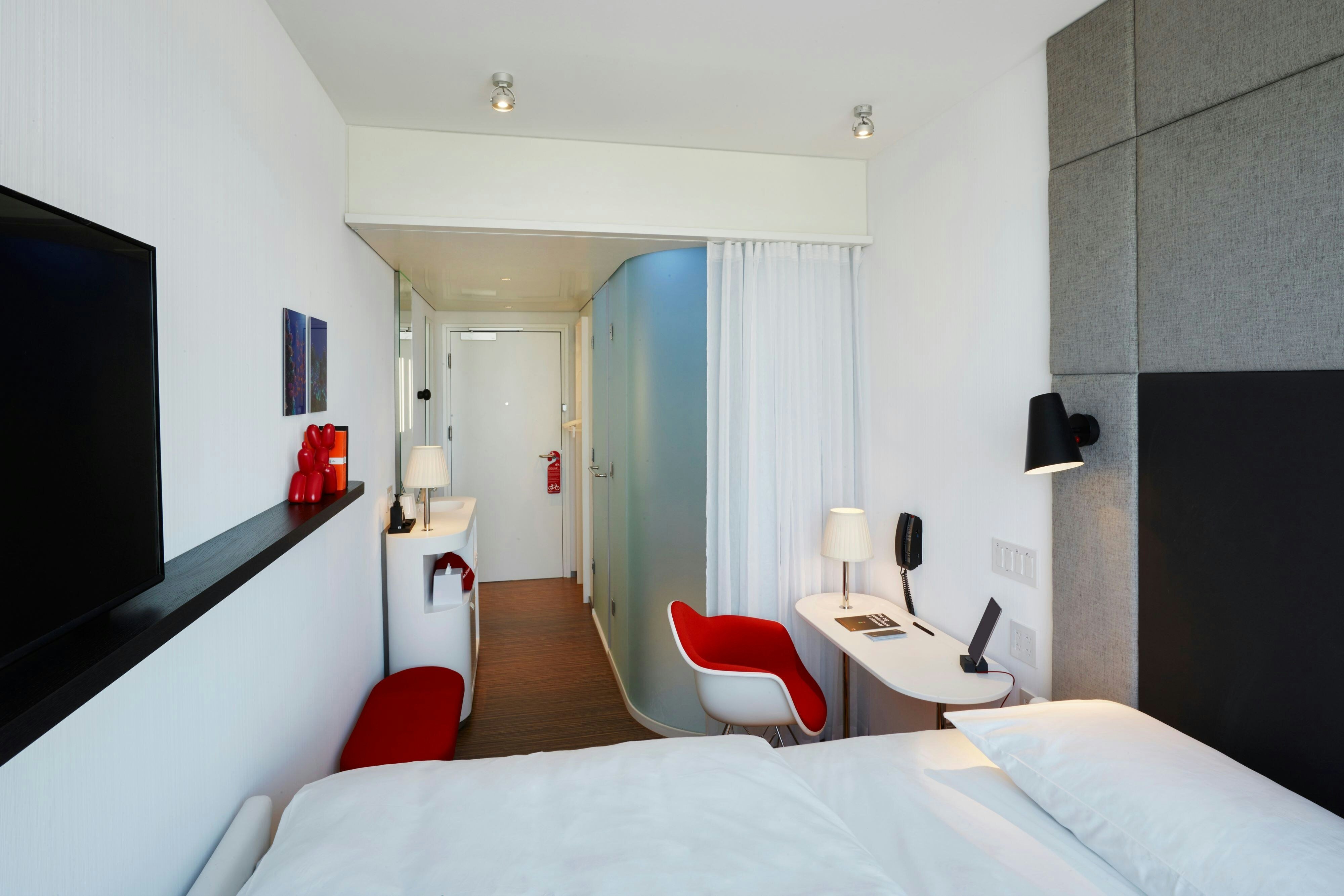ROOM, KING BED