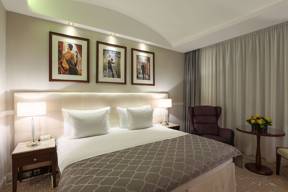 Deluxe, King Bed