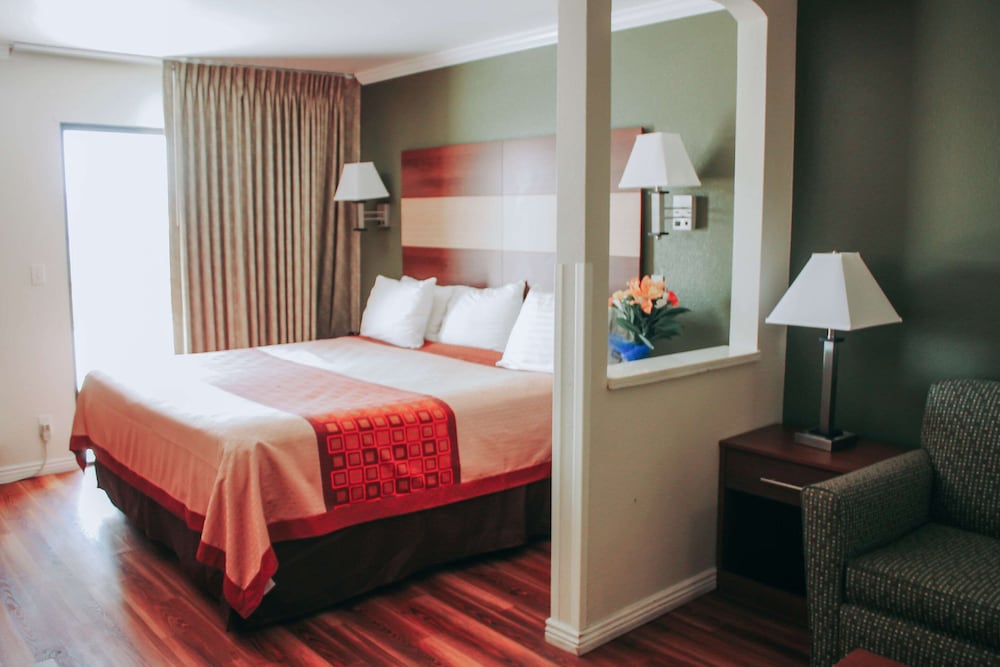 Rodeway Inn & Suites Lake Havasu City 10/26