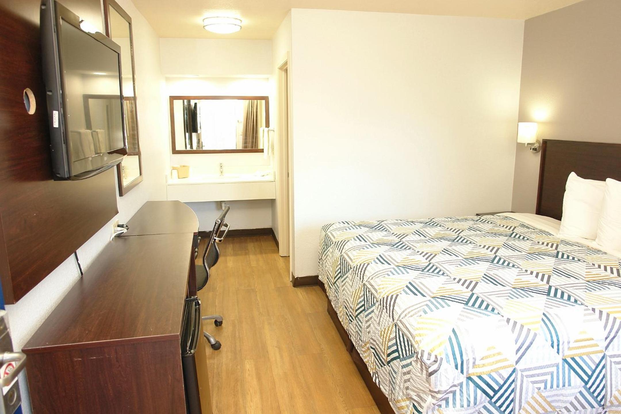 1 King Bed - Mobil Acc RI Shwr Smk Micfridg