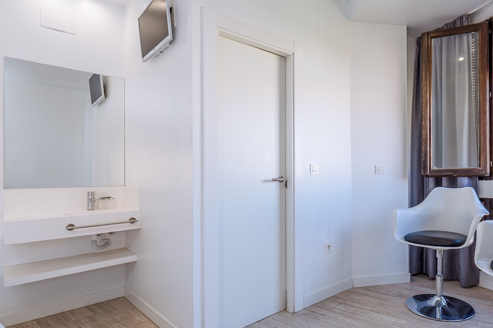 Amc Hostal Granada 64/69