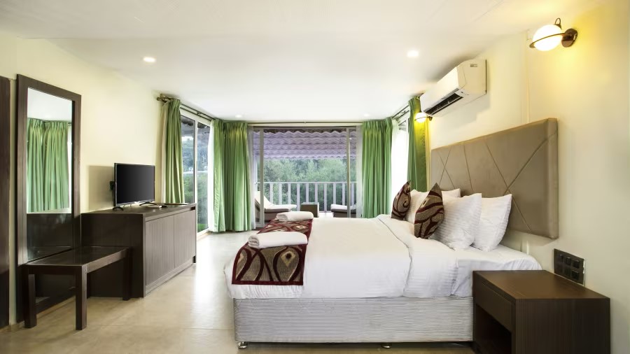 Room, Pool Front