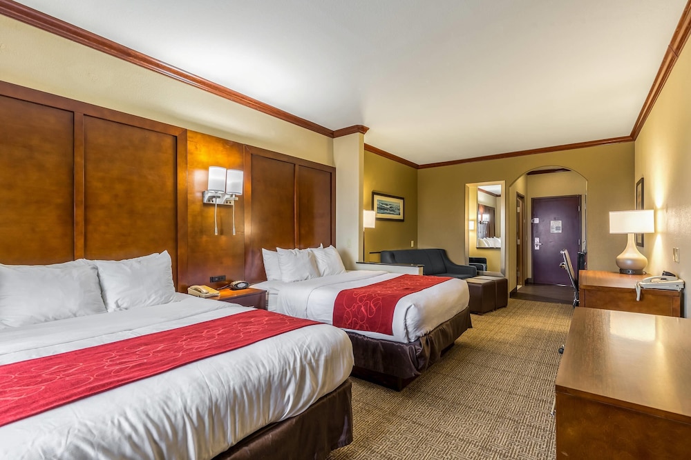 Suite, 2 Queen Beds, Balcony