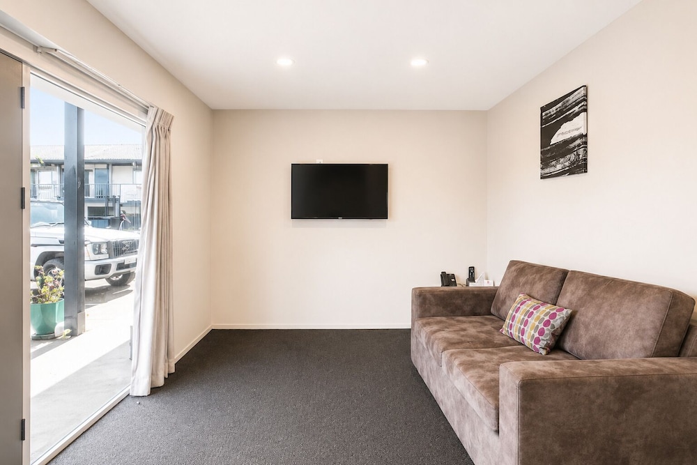 Ellerslie Palms Motel 42/68