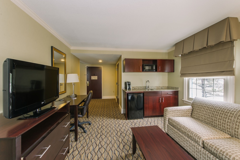 Holiday Inn Express Suites Merrimack 28/55