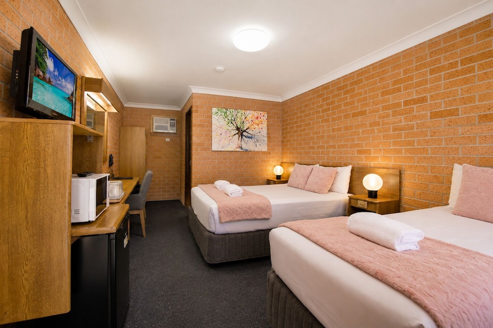 ROYAL PALMS MOTOR INN 21/76