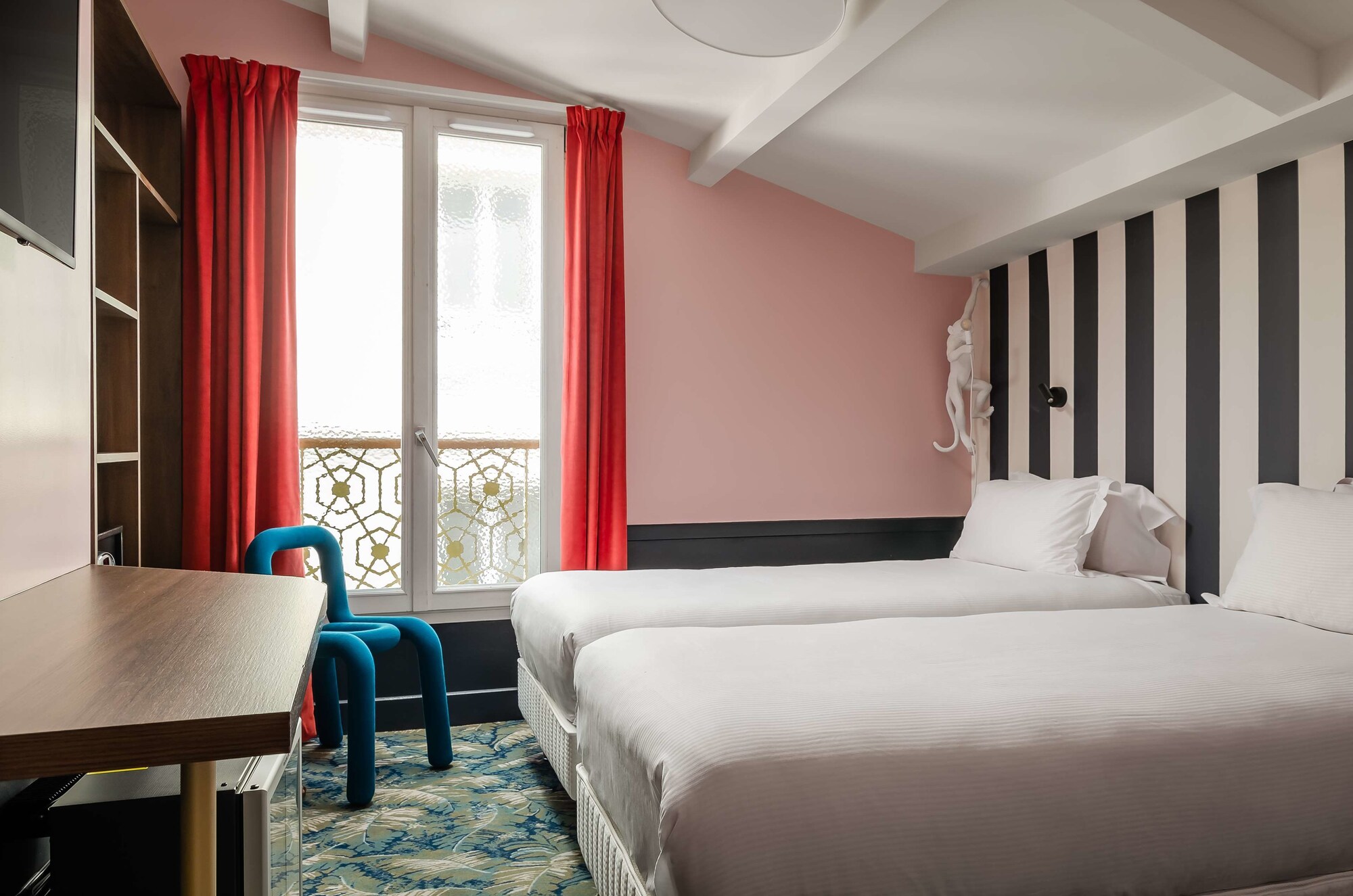 ADJOINING, QUEEN AND TWIN BEDS