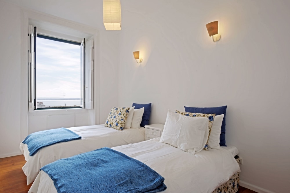 2 Bedrooms, Apartment, Queen and Twin Beds, River View, Kitchen