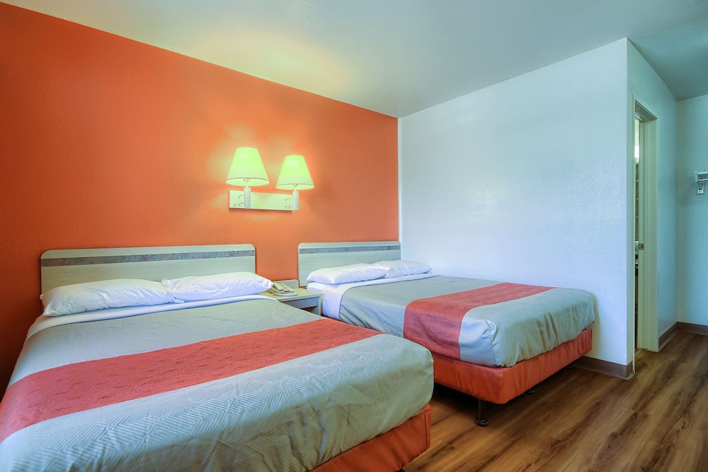 Motel6 Tulare, CA 23/60