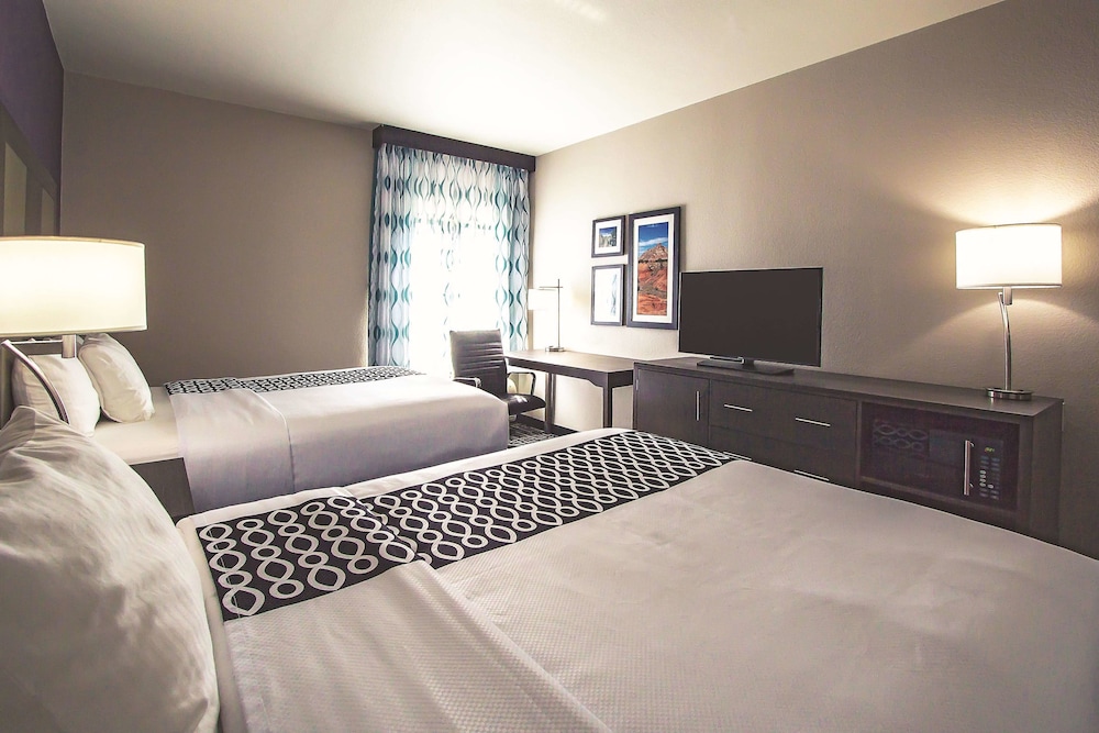 La Quinta Inn Suites By Wyndham Pampa 24/52