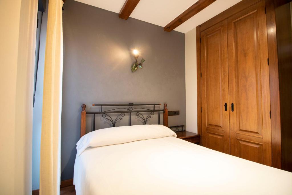 ROOM, SINGLE
