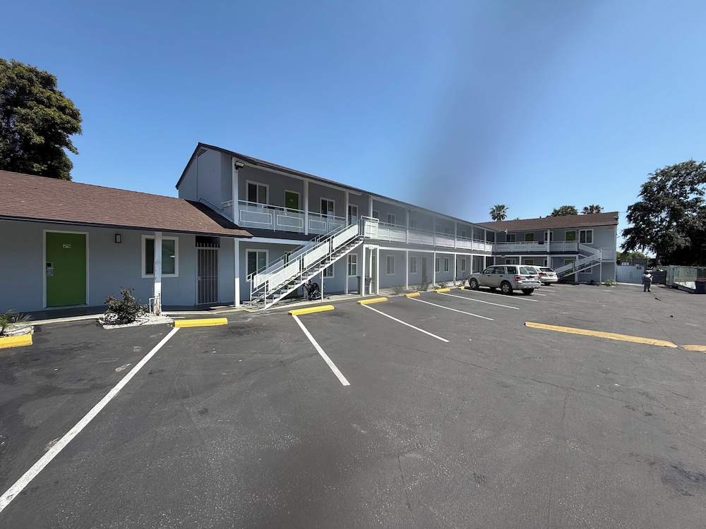 Hi-Way Host Motel 48/56