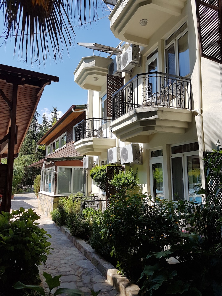 Canada Hotel & Bungalows 40/50