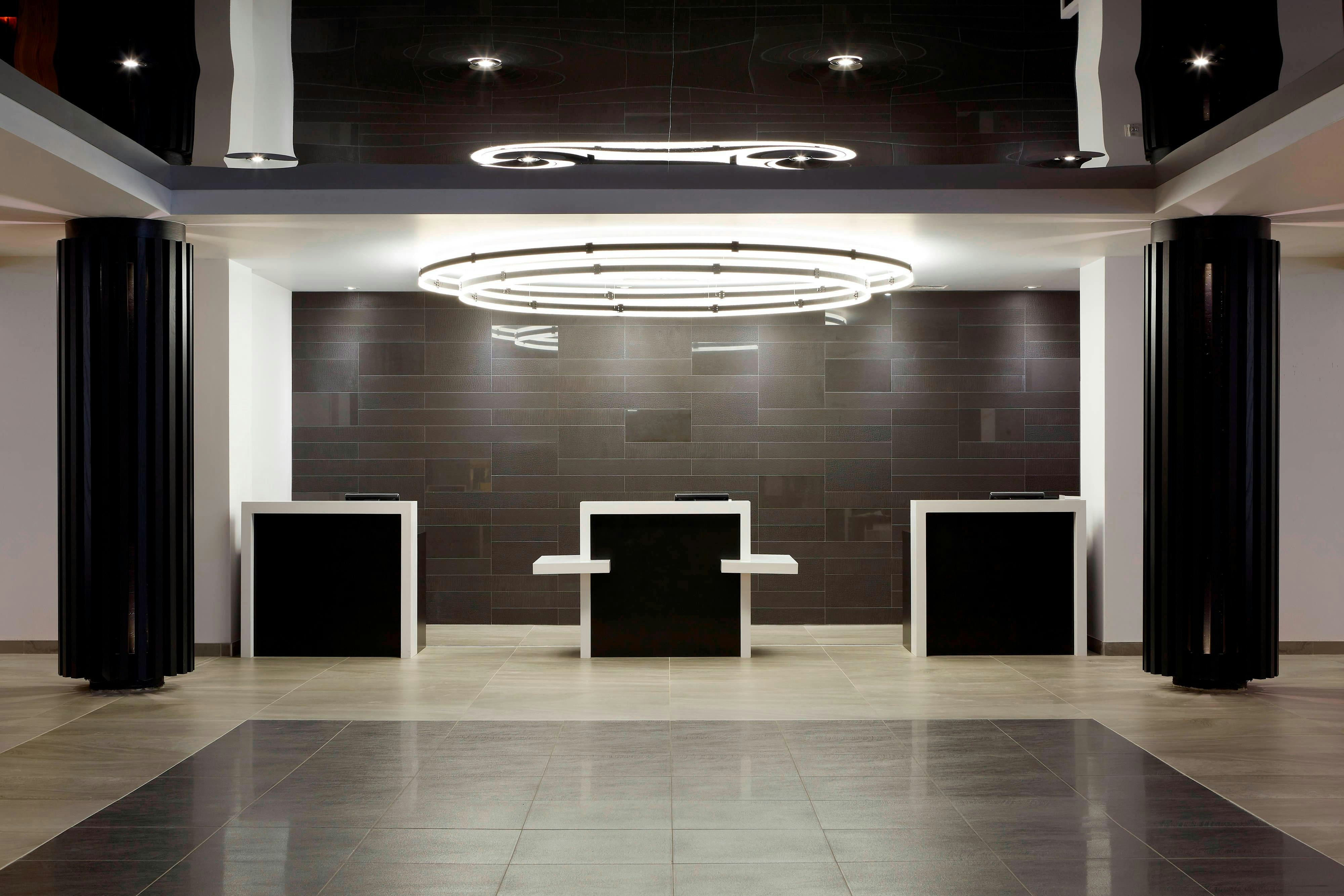 Lobby at DELTA HOTELS BY MARRIOTT TROIS RIVIERES CONFERENCE CENTRE, TROIS - RIVIERES