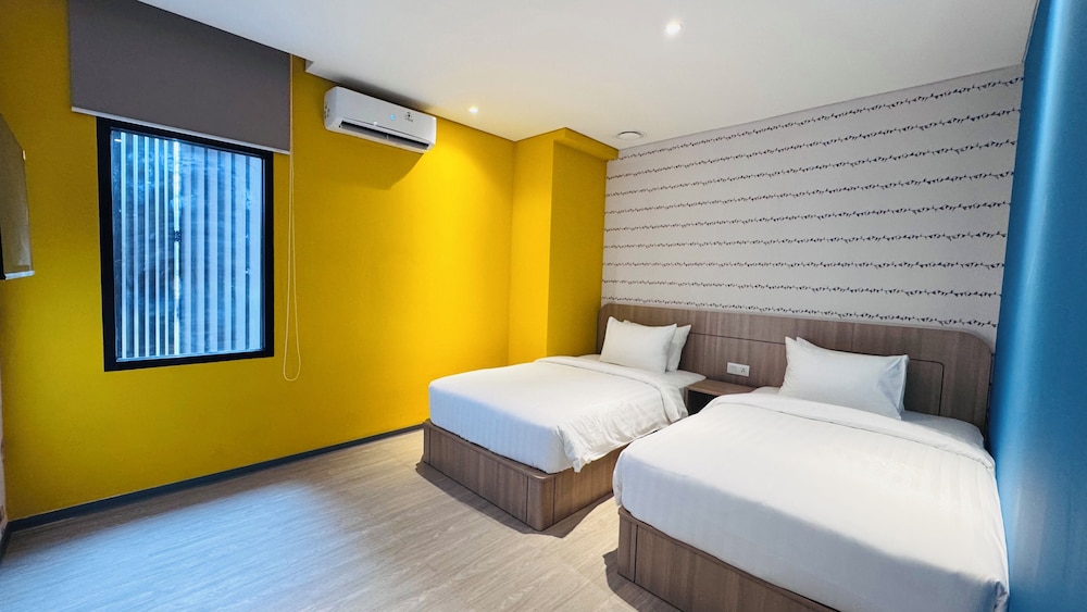 Yellow Bee Resort Cililitan 18/50