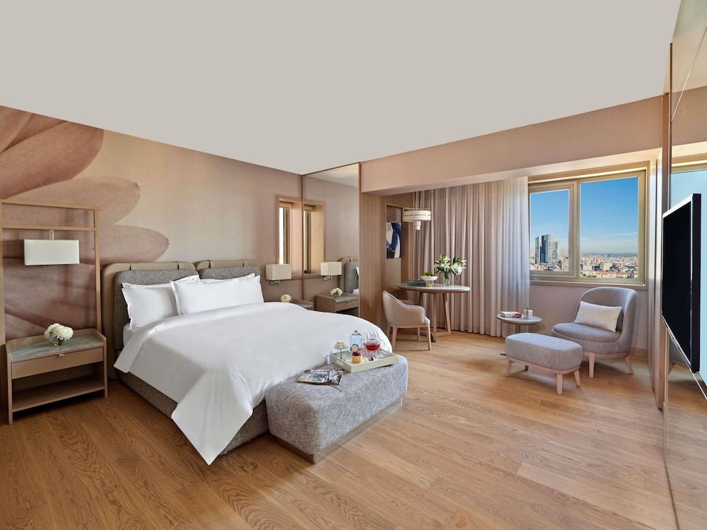 DELUXE, SUITE, KING BED