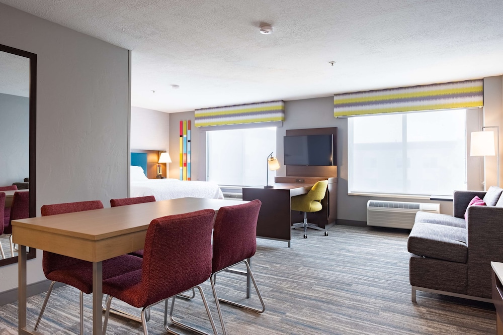 Hampton Inn Suites Salt Lake City Airport 66/82