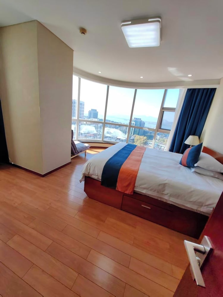 غرفة بزنس بسرير كوين بإطلالة على المدينة، East King Business Hotel 10/10
