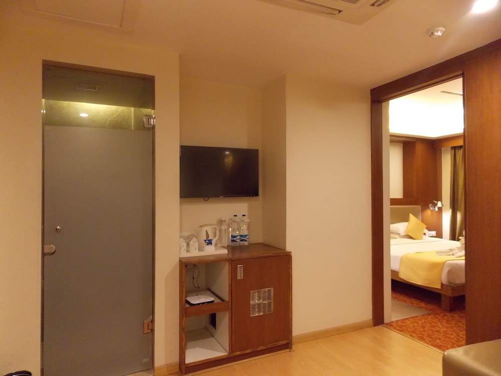 SILVER CLOUD HOTEL 37/71