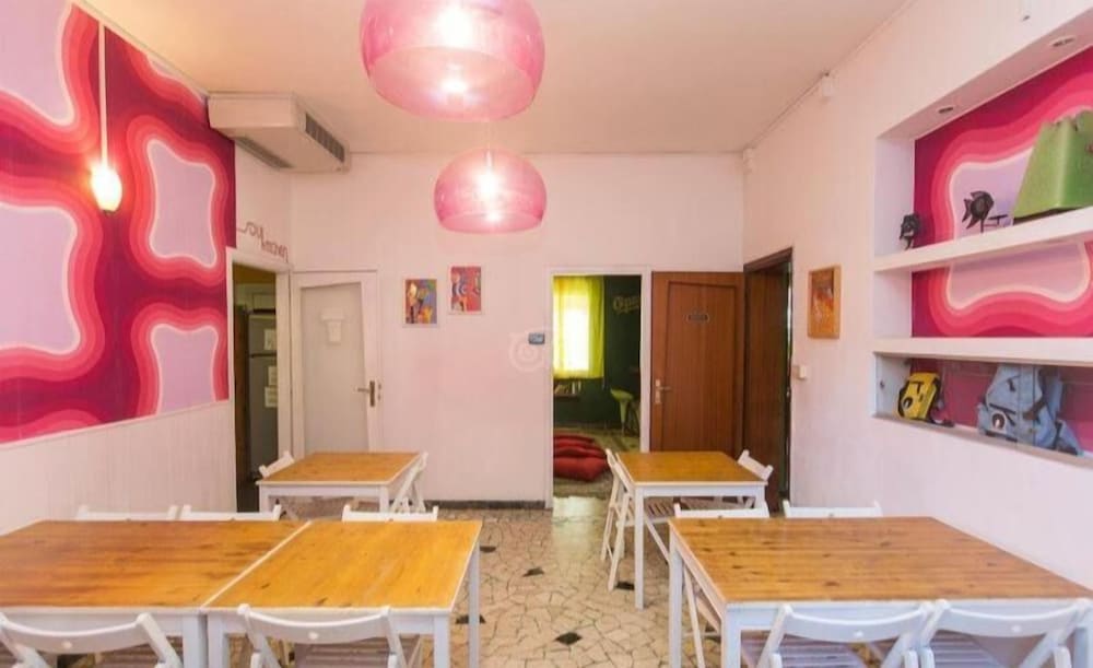 Sunflower City Backpacker & Student Hostel 40/48