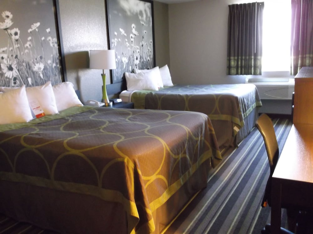 Room, 2 Queen Beds, Super 8 By Wyndham Brookings 4/10