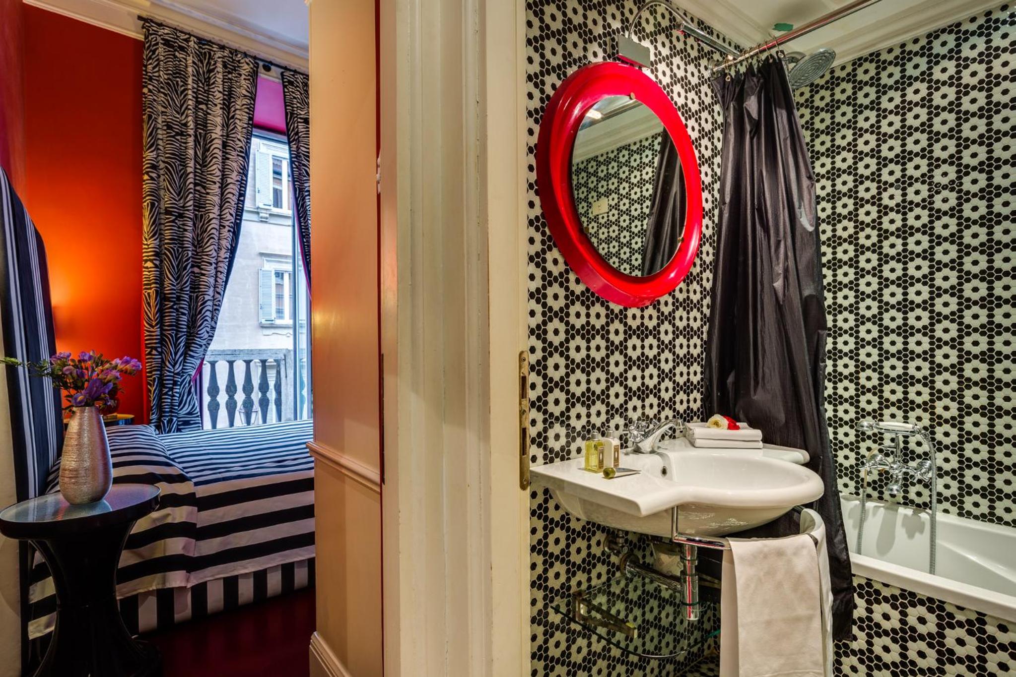 Superior, Queen Bed, Street View