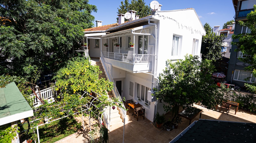 Ece Suites Apart 2/50