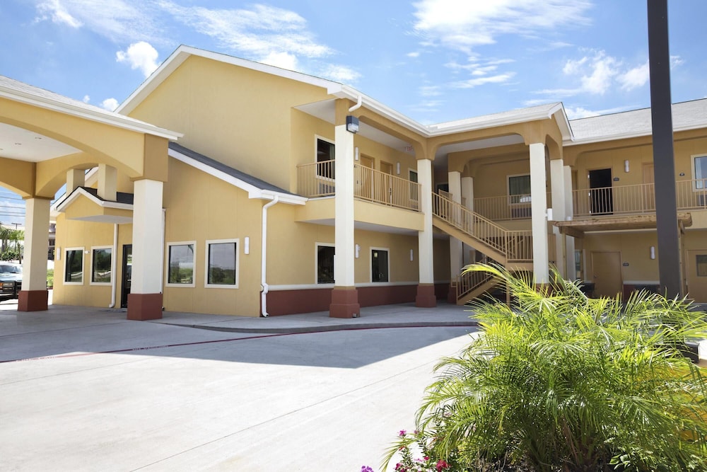Days Inn & Suites by Wyndham Gonzales TX 5/53