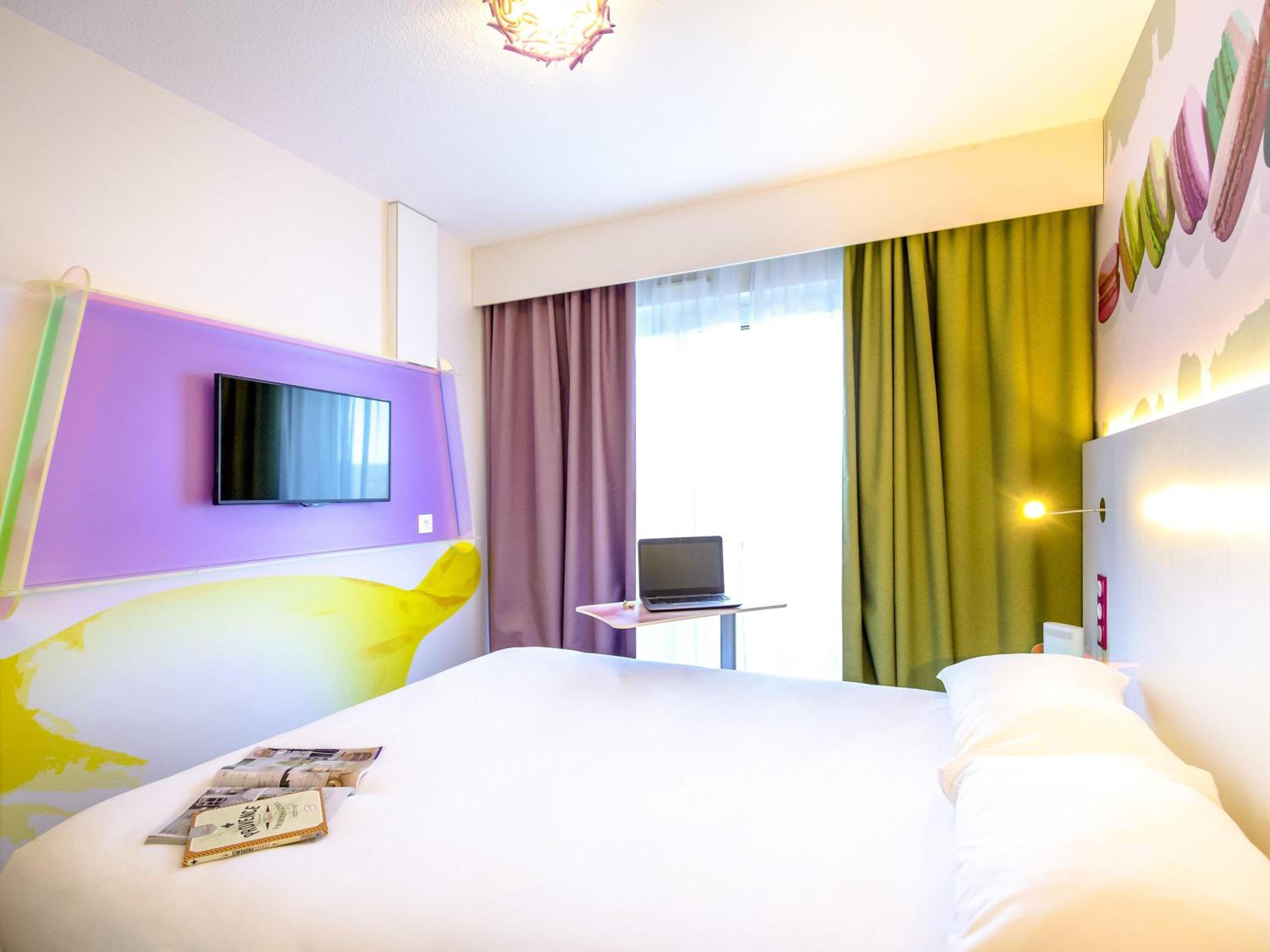 Standard, Queen Bed