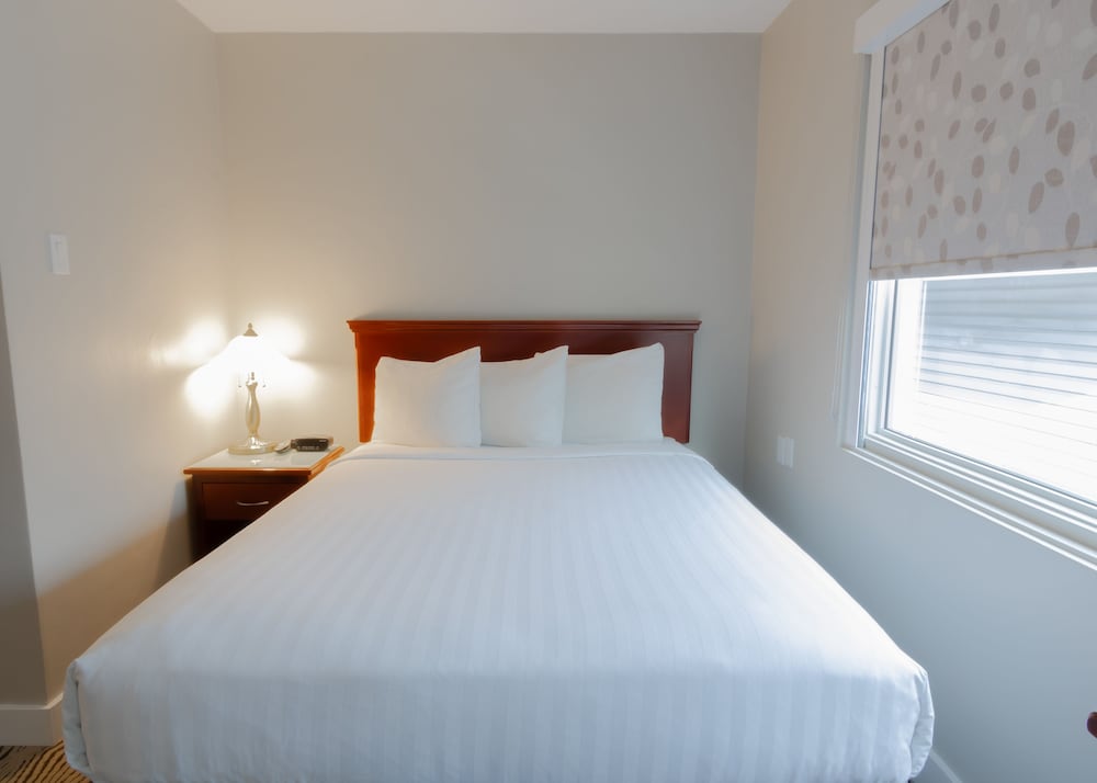 Suite, Queen Bed, Kitchen