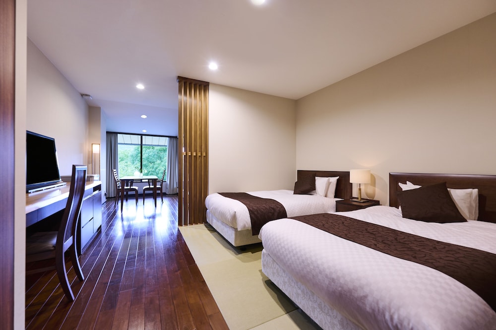 LUXURY, TWIN BEDS