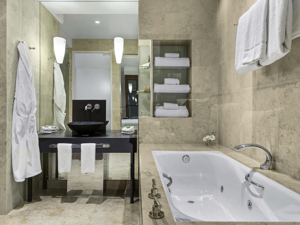 Premium, Deluxe, Suite, King Bed 3/5