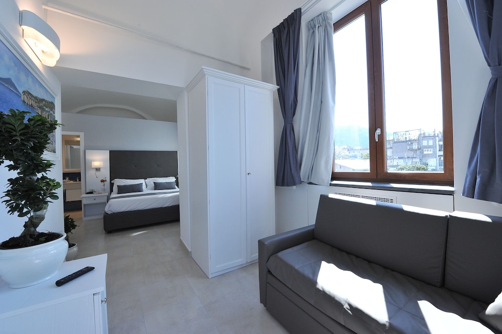 Sorrento Bay 44/63