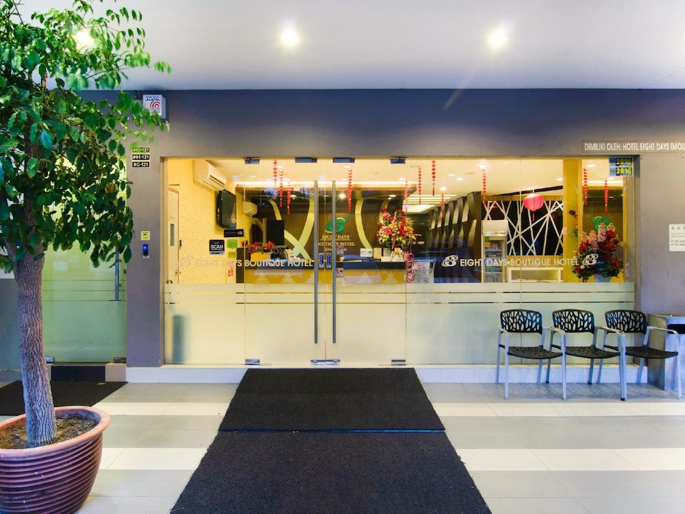 8 Days Boutique Hotel Mount Austin 46/57