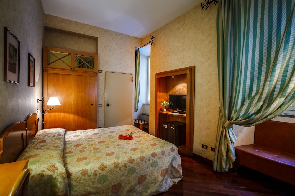 ECONOMY, DOUBLE OR TWIN BED