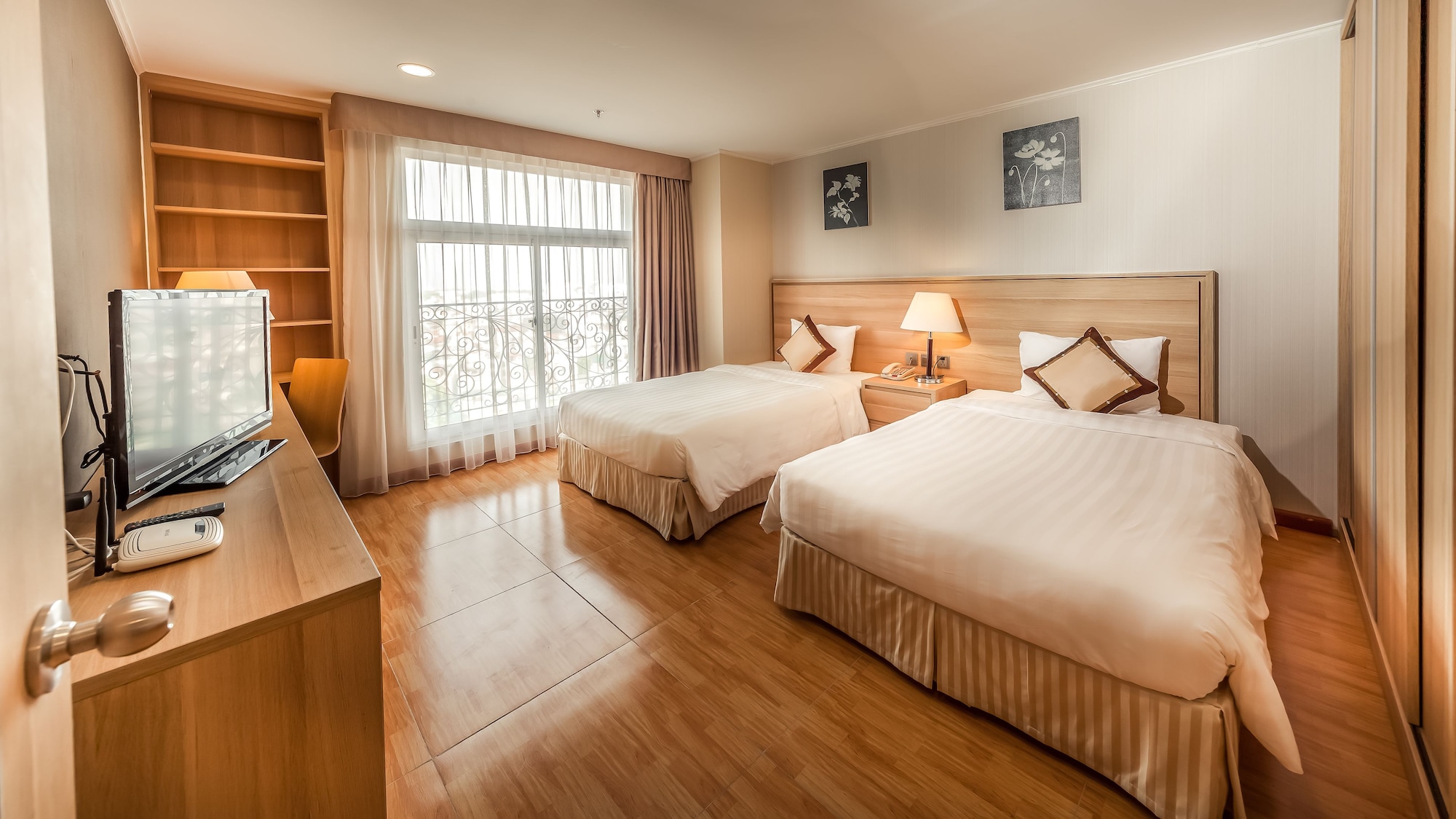 DELUXE, TWIN BEDS