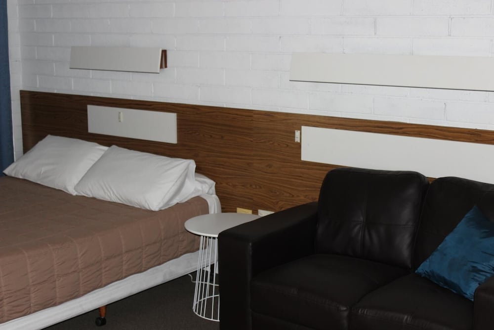 Thomas Lodge Motel 11/49