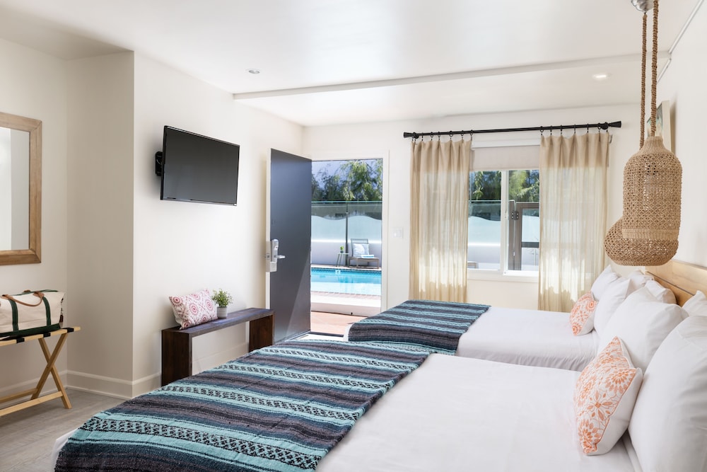 DELUXE, 2 QUEEN BEDS, POOL VIEW, KITCHEN, GROUND FLOOR