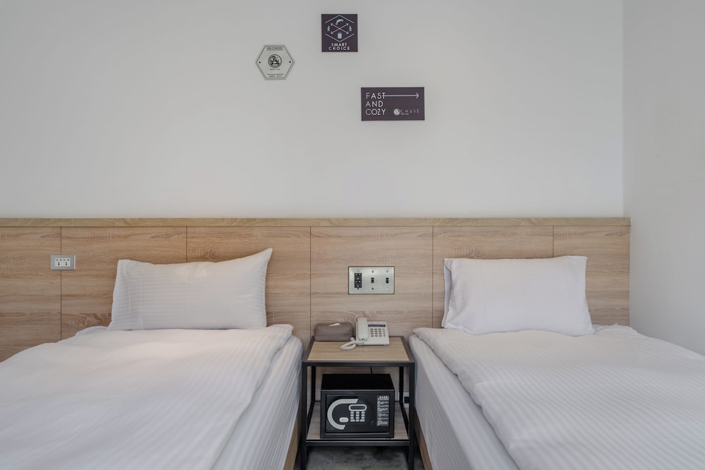 CHASE WALKER HOTEL 33/70