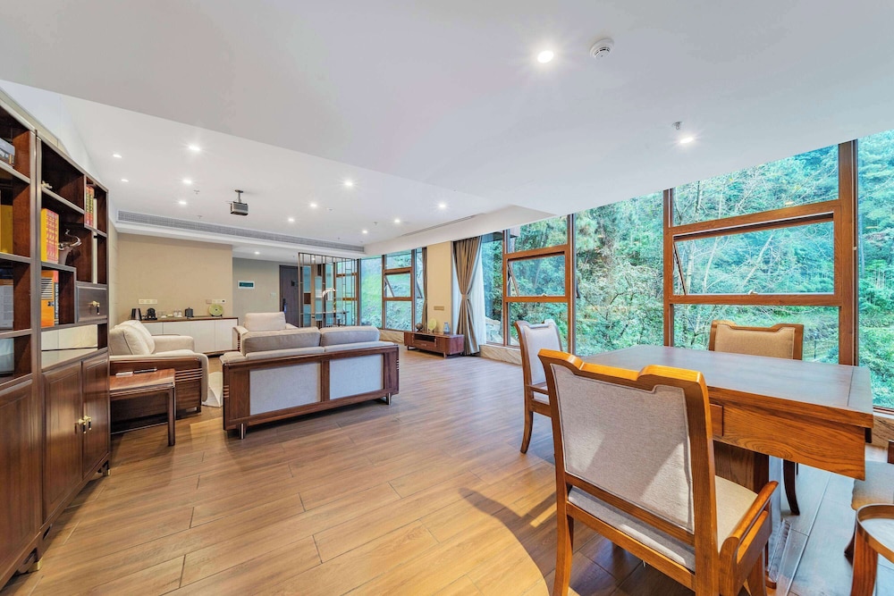 Howard Johnson Lake Serenity Hotel Neijiang 25/46