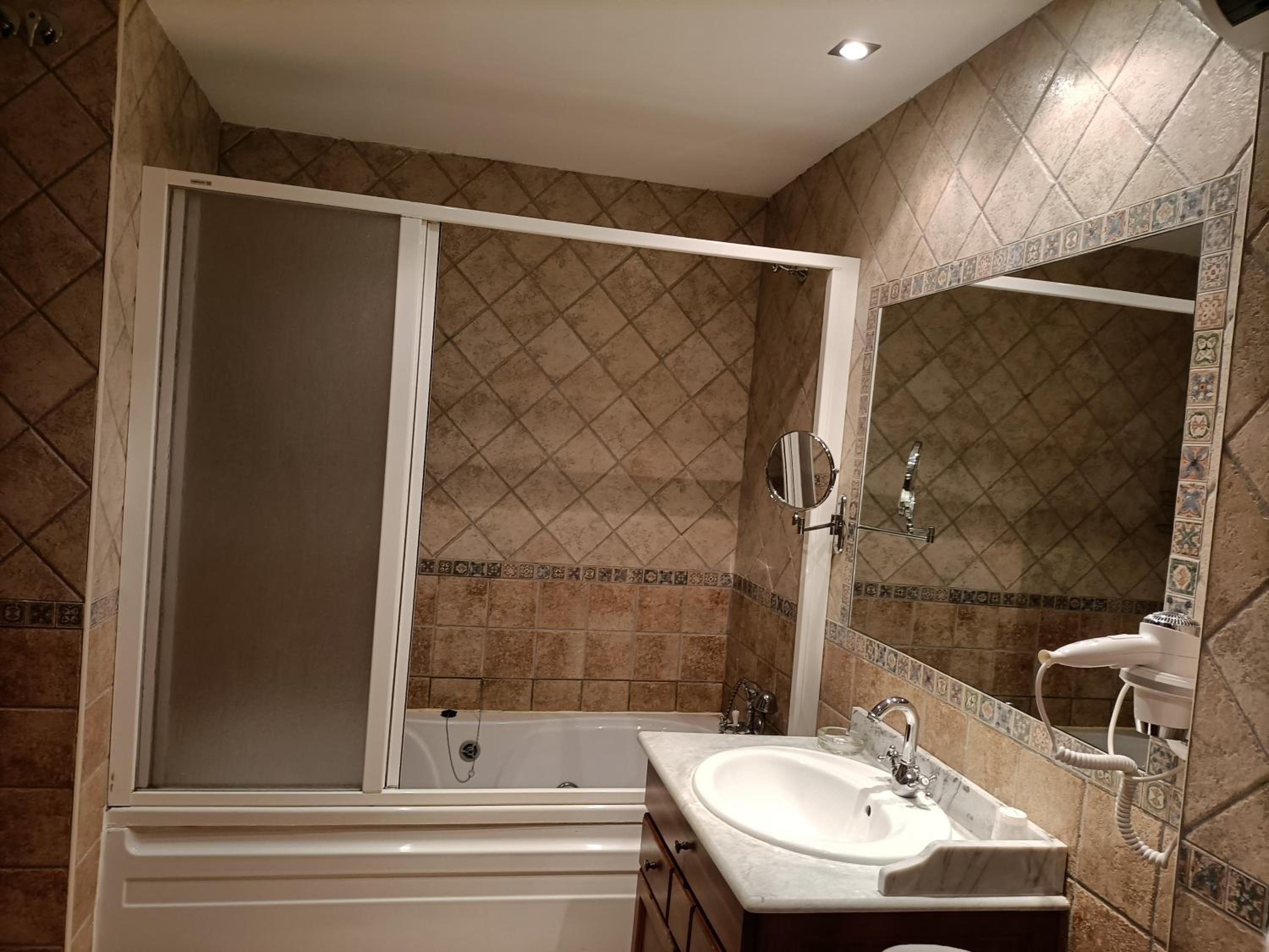 غرفة بسرير كوين بجاكوزي، Hotel Rural El Jardin 4/4