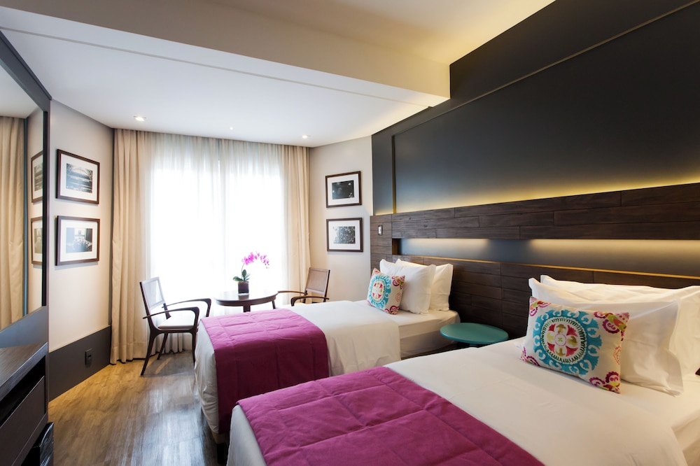 DELUXE, DOUBLE OR TWIN BED