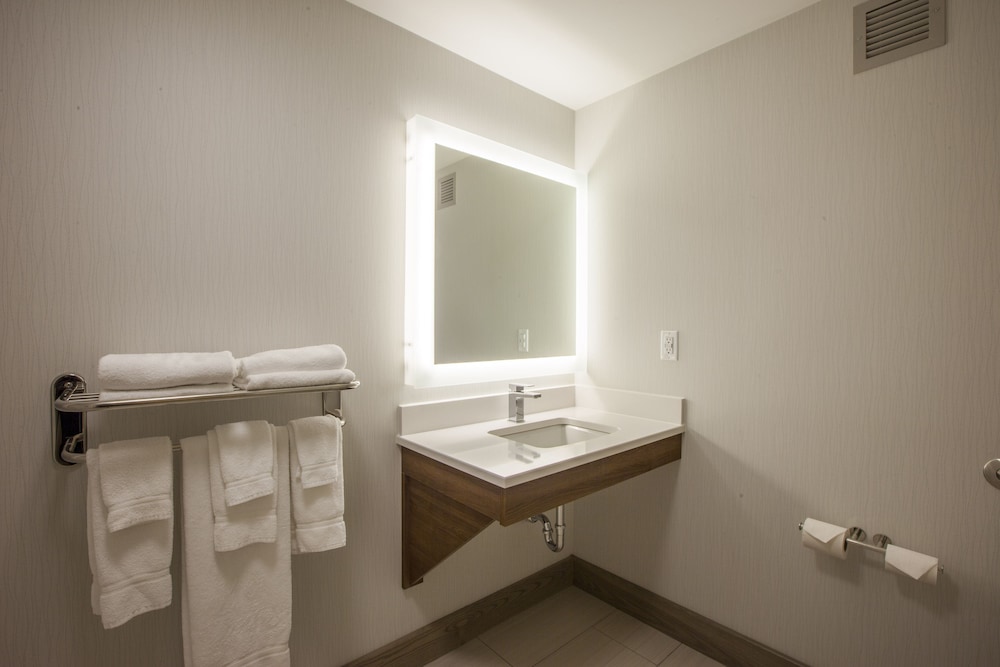 Holiday Inn Express Saint John Harbour Side Hotel 59/69