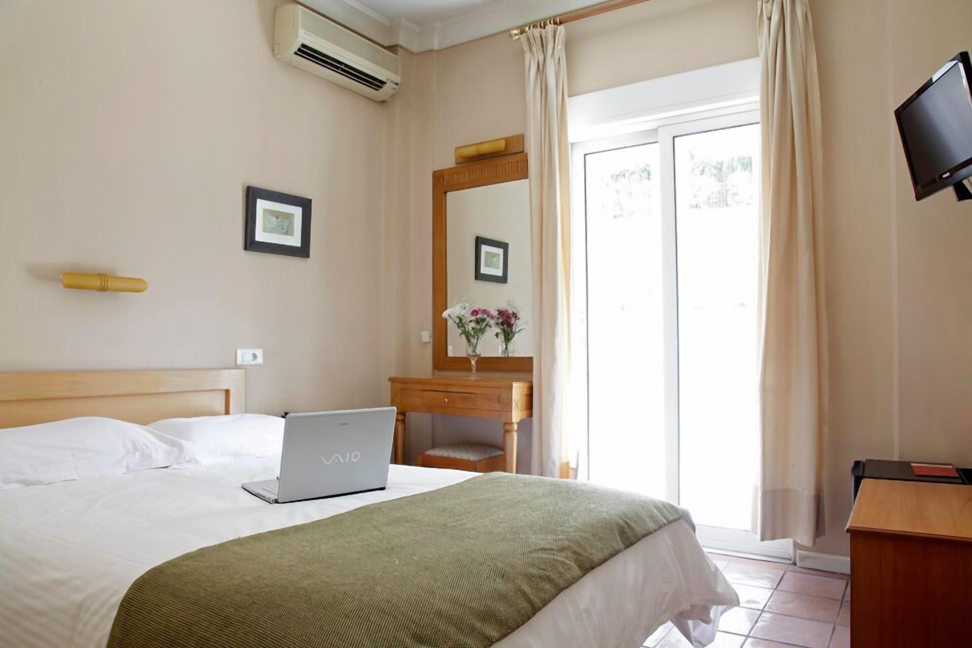 ROOM, DOUBLE BED