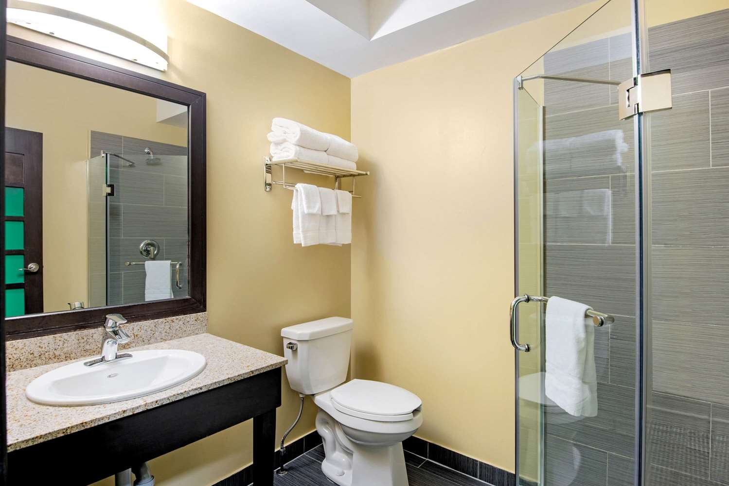 La Quinta Inn & Suites by Wyndham Oshawa 45/48