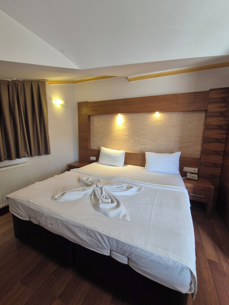 Dinara Hotel 33/66