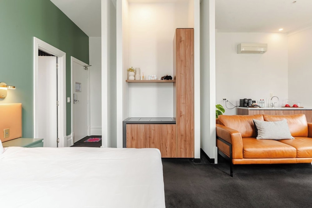 SUITE, KING BED