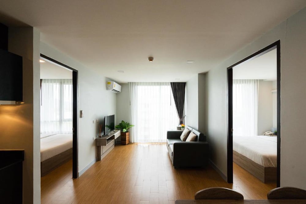 2 BEDROOMS, KING BED