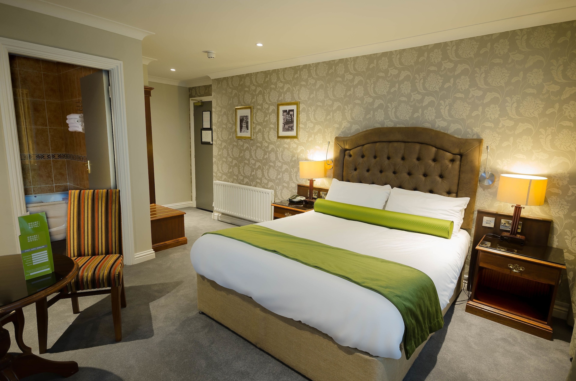 ROOM, DOUBLE BED
